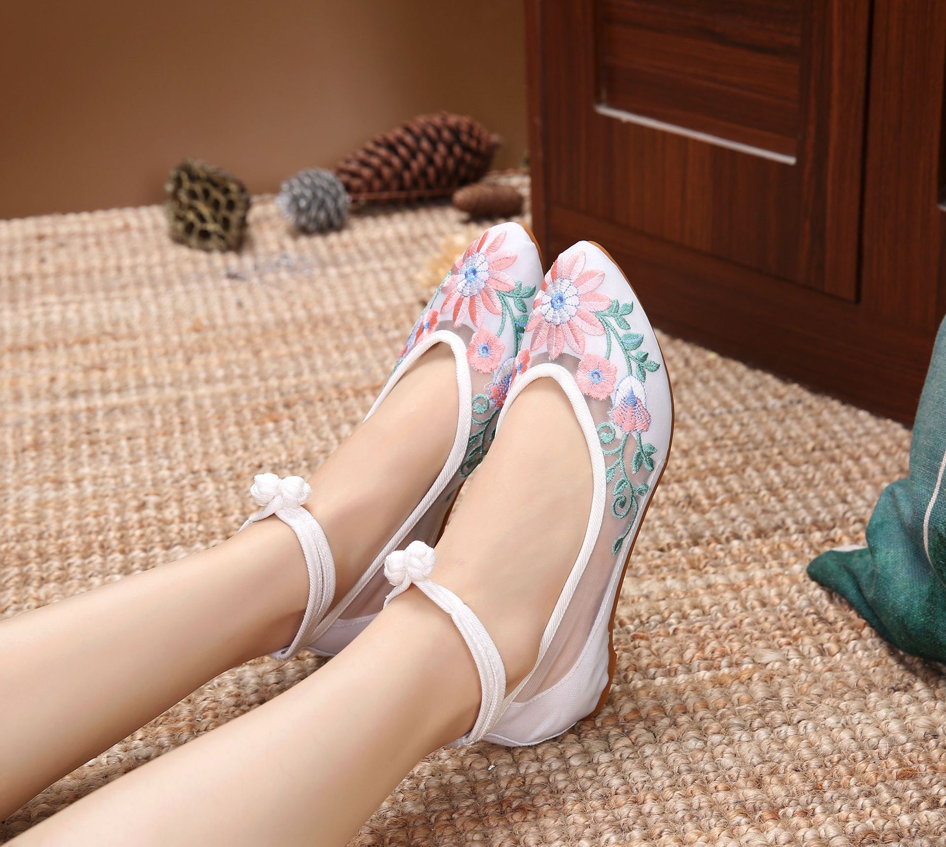 婵娟2020年春季新款尖头坡跟绣花鞋女汉服鞋刺绣凉鞋