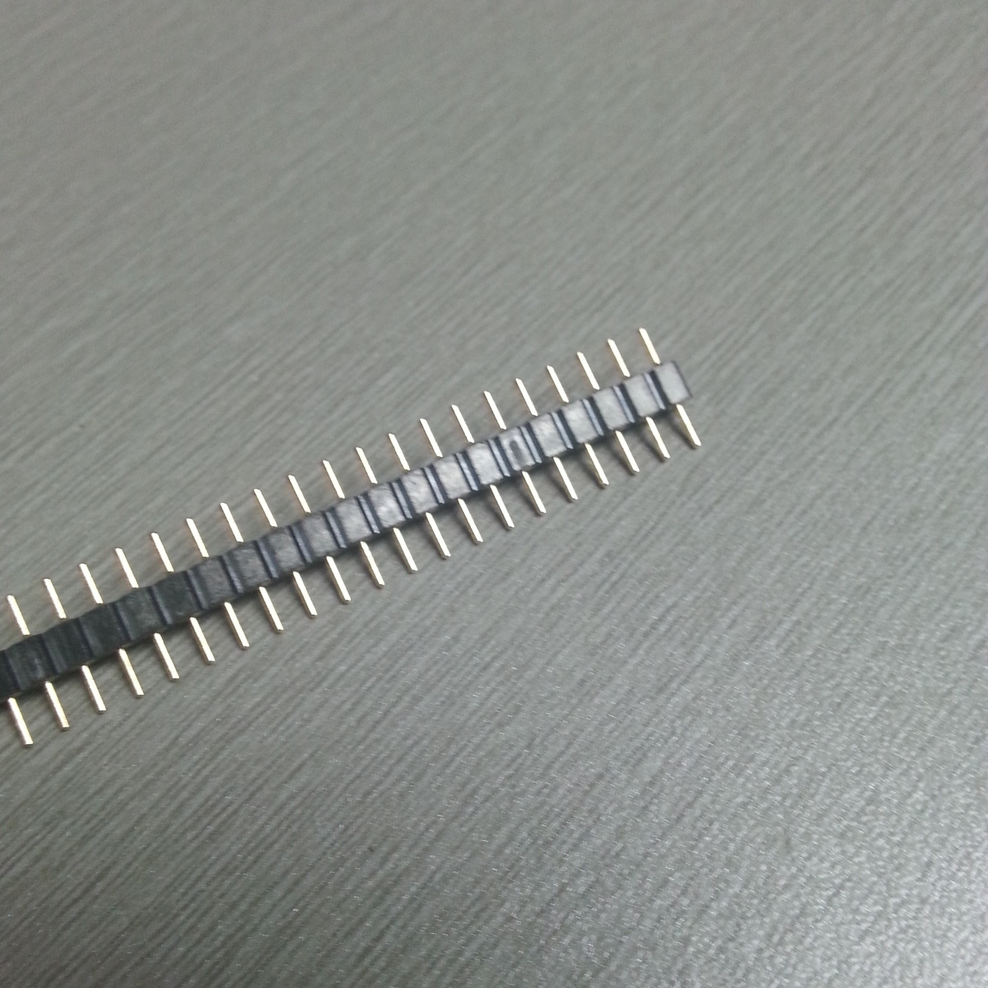54间距 1*40p圆针排针 厂家直销 2.54mm圆孔排针 单排单塑 现货