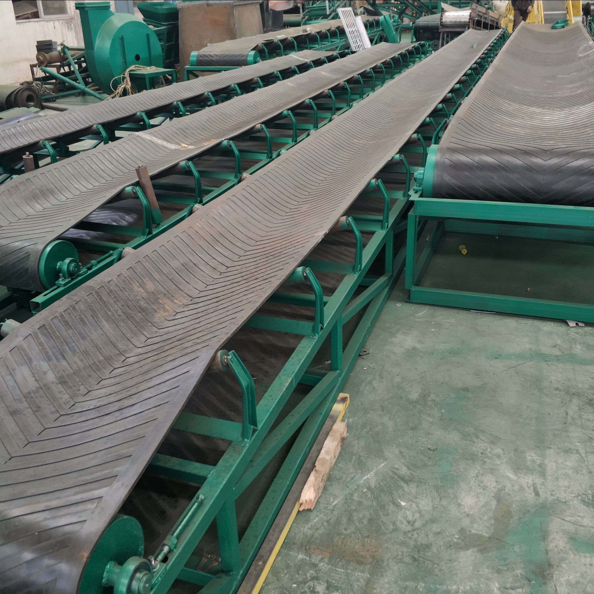 耐用坚固垂直输送机大型传送带皮带输送机价位by