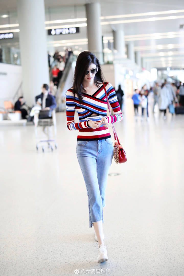 何穗明星同款交叉一字领条纹长袖针织衫 蓝色毛边牛仔七分裤套装