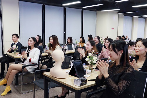 此次沙龙,梵秀伊高级美肤顾问李微老师向现场23位来自各行各业的女性