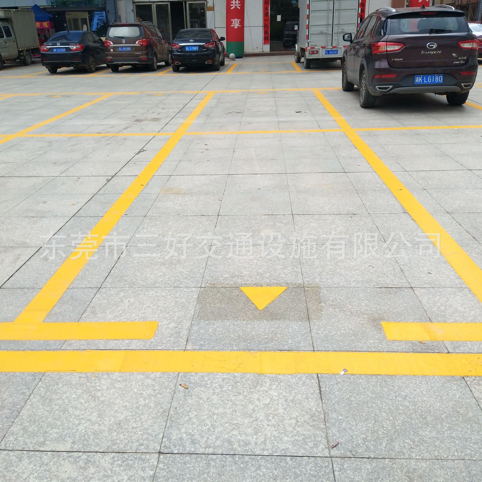 东莞交通划线厂家专业承接热熔机械划线停车场划车位线工业区画线