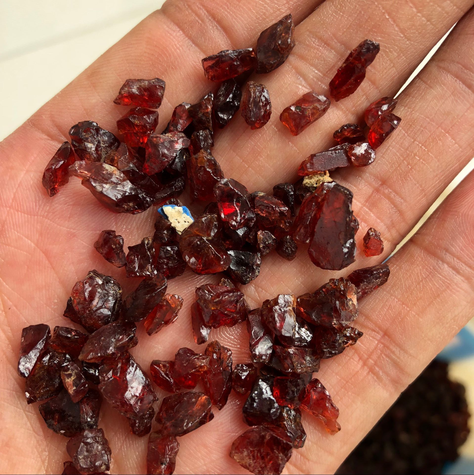 天然石榴石原石 随型小颗粒碎石 供佛七宝曼扎消磁摆件 厂家直销