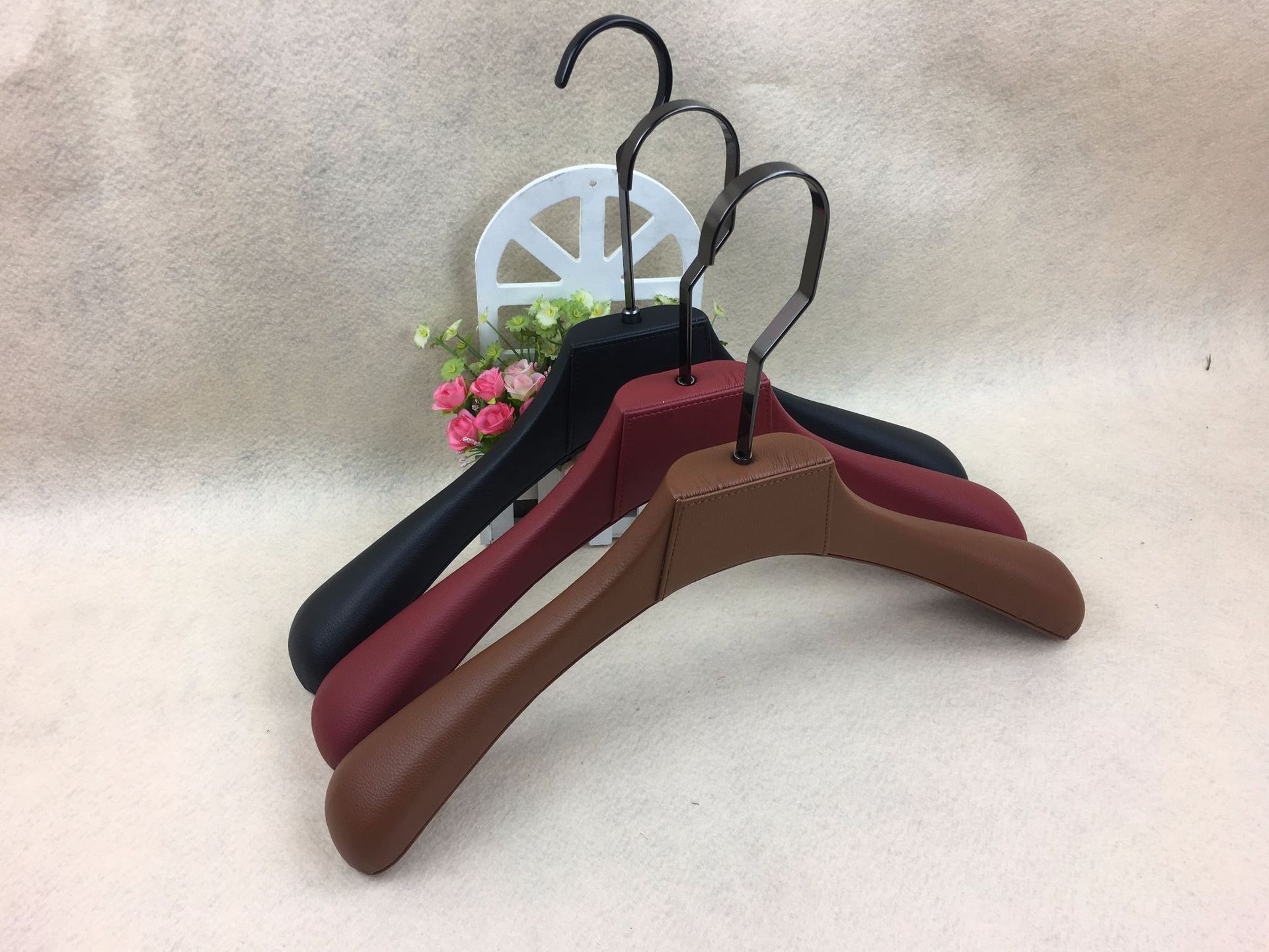 厂家定制加工真皮衣架贴皮豪华高端服装精品店衣架男女成人衣架