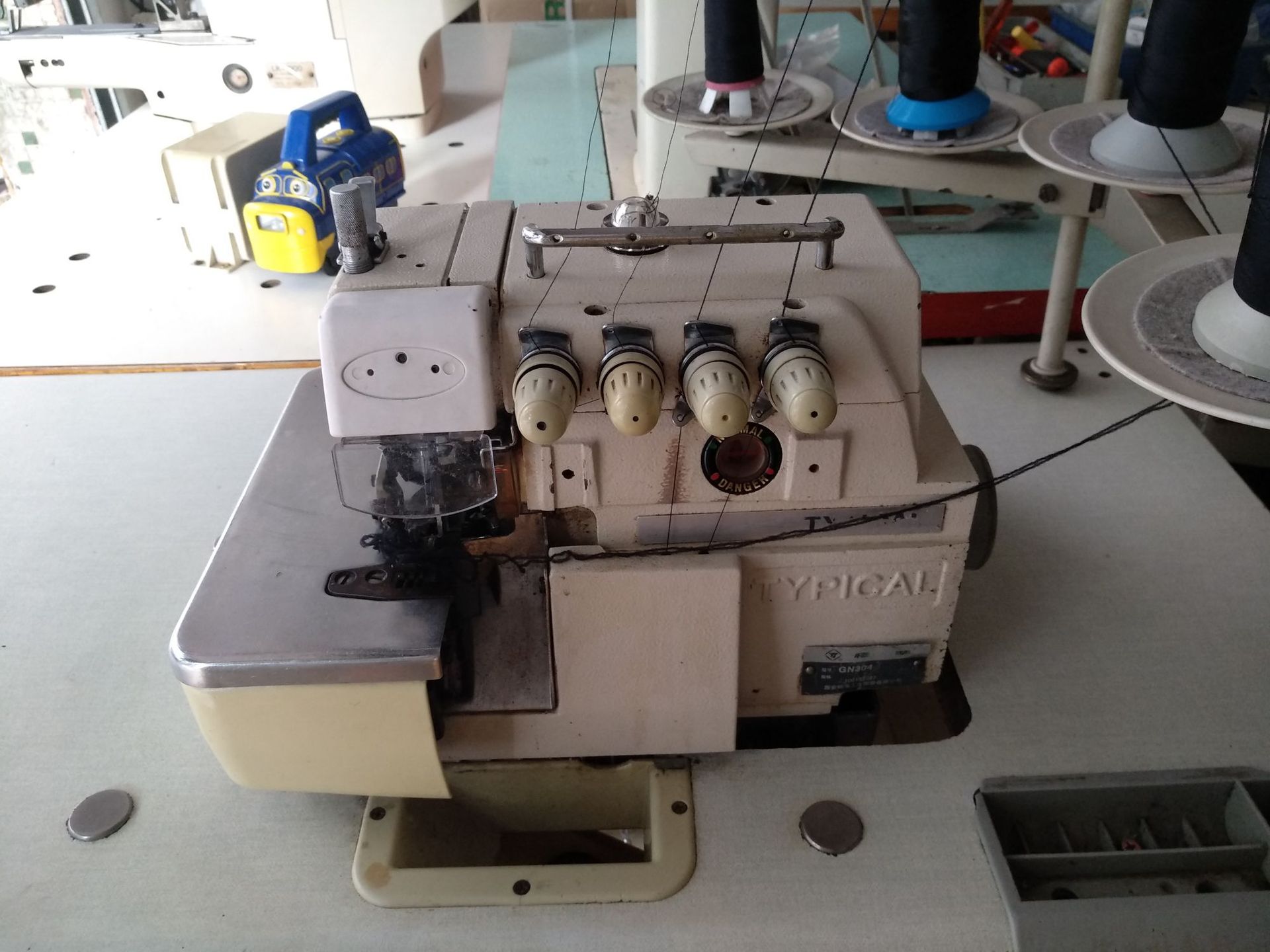 标准牌四线锁边机typical包缝机二手工业缝纫机服装箱包拷边车