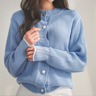 2018秋冬甜美洋气镂空钩花精致珍珠扣蓝色针织开衫外套毛衣女潮