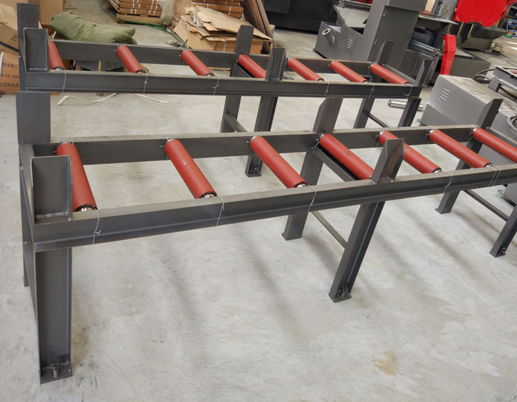钢筋锯床料架山东厂家现货供应金属锯床送料架带锯床电动辊轮料架