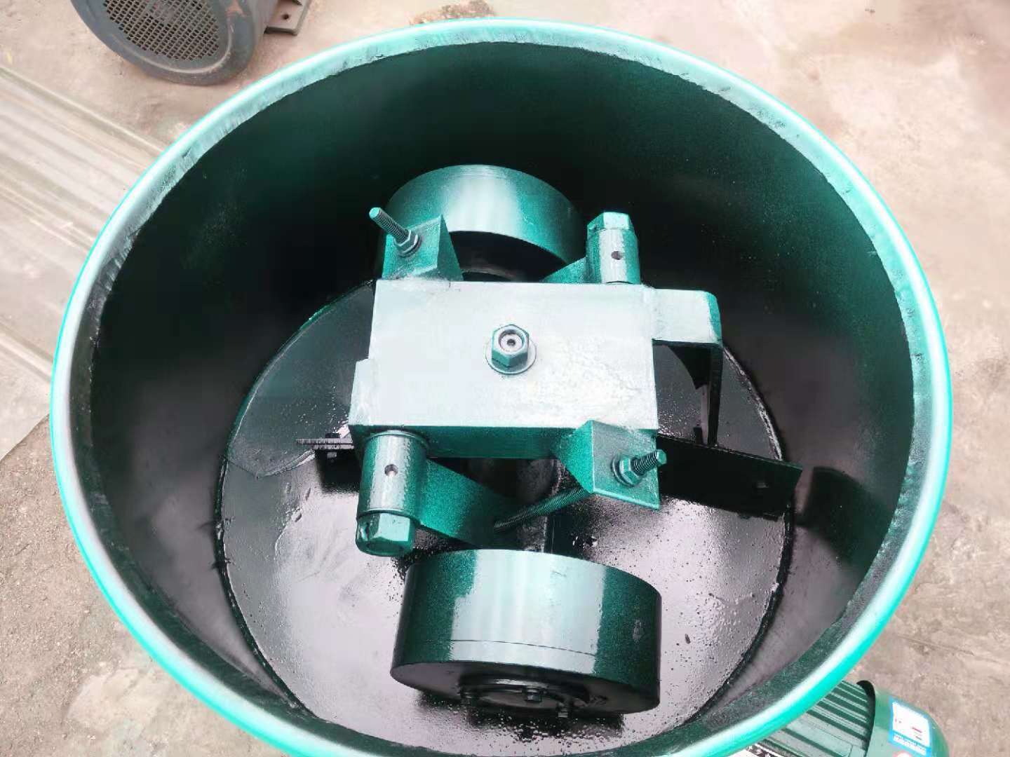 厂家直供立式平口轮碾搅拌机圆盘石英砂碾砂粉碎设备多功能轮碾机