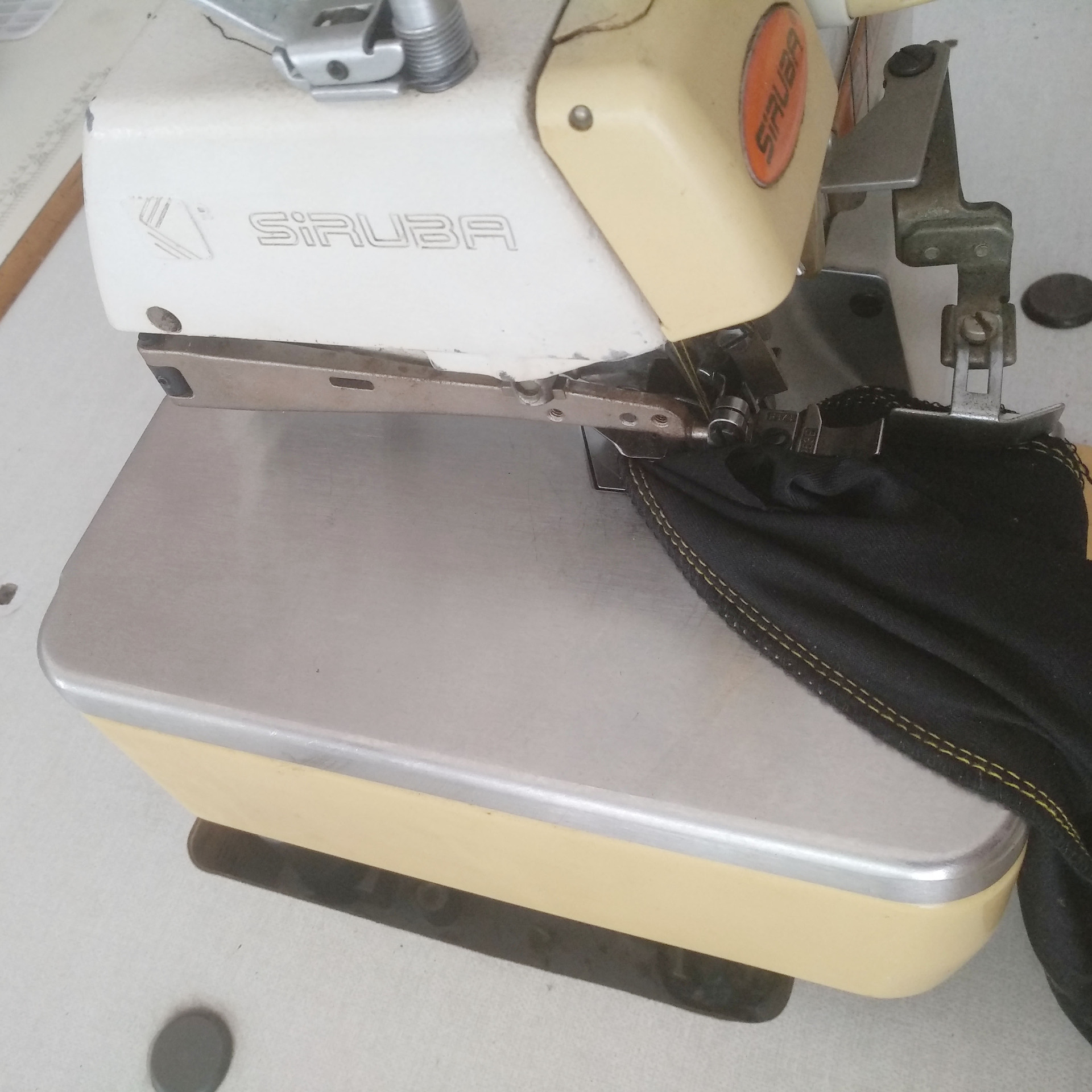 二手节能电动服装四线打边车工业包缝扎骨车银箭747锁边机