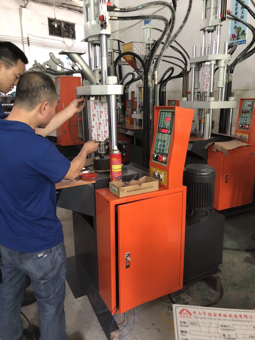 哪里有供应各类立式注塑机配件,灯带灯饰成型注塑机多少钱一台?