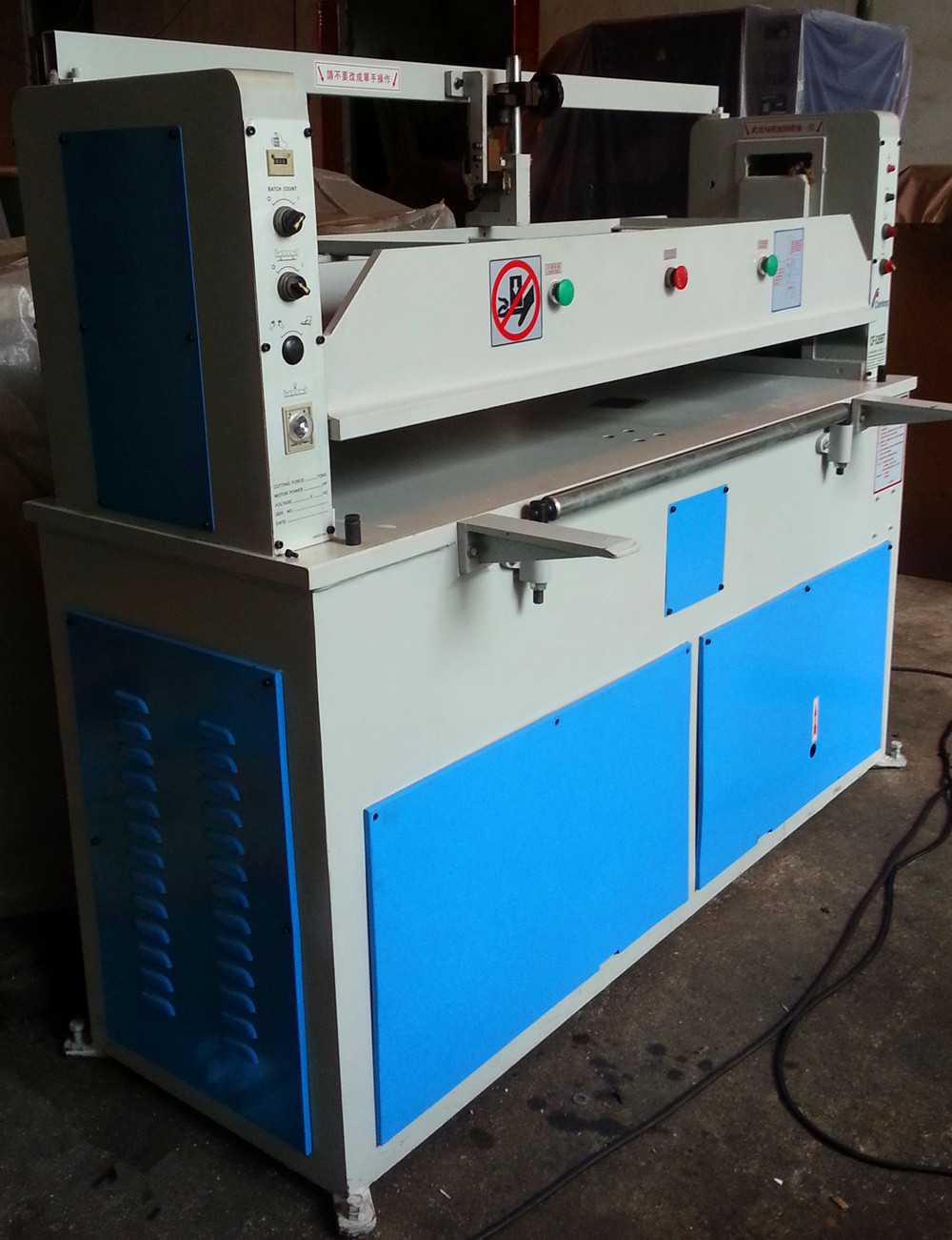 厂家直供皮革布料辅料裁切机液压平面裁断机台湾二手全峰裁断机