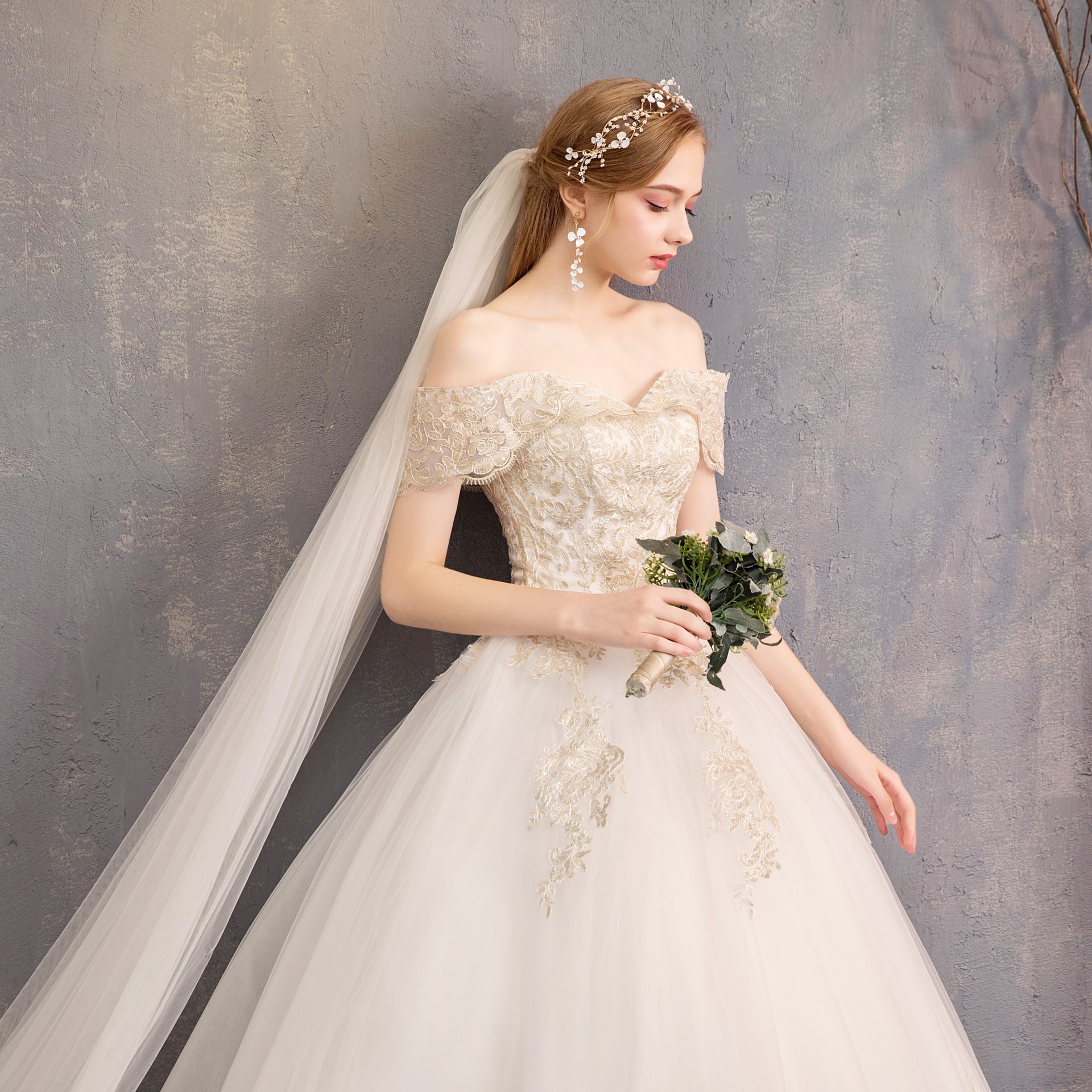 婚纱礼服新娘2019新款 时尚一字肩显瘦影楼婚纱韩版流行齐地批发