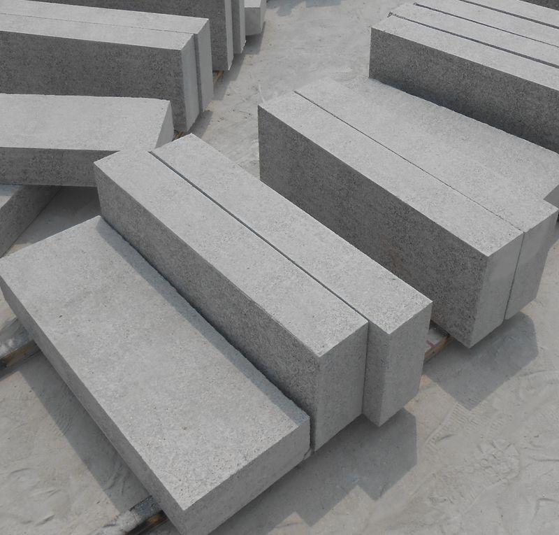 芝麻灰花岗岩侧石 平石立石材 道牙石 马路牙子图片 平缘石价格