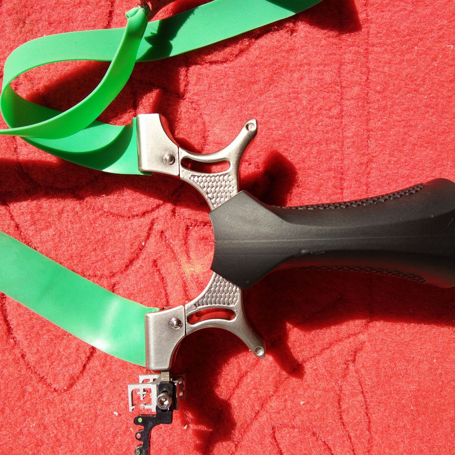 厂价直销兰博弹弓快压金属弹簧狙击瞄具户外竞技专用扁皮弹弓