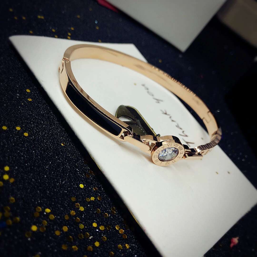 日韩新款钛钢皓钻罗马字母简约时尚大牌玫瑰金饰品装饰配饰时尚手