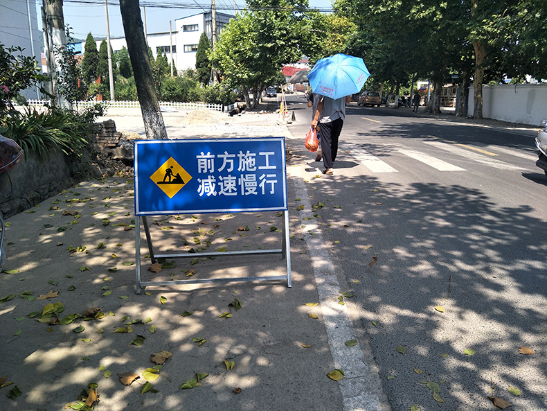 前方施工车辆慢行警示牌 折叠电力施工安全导向牌指示牌箭头 定制