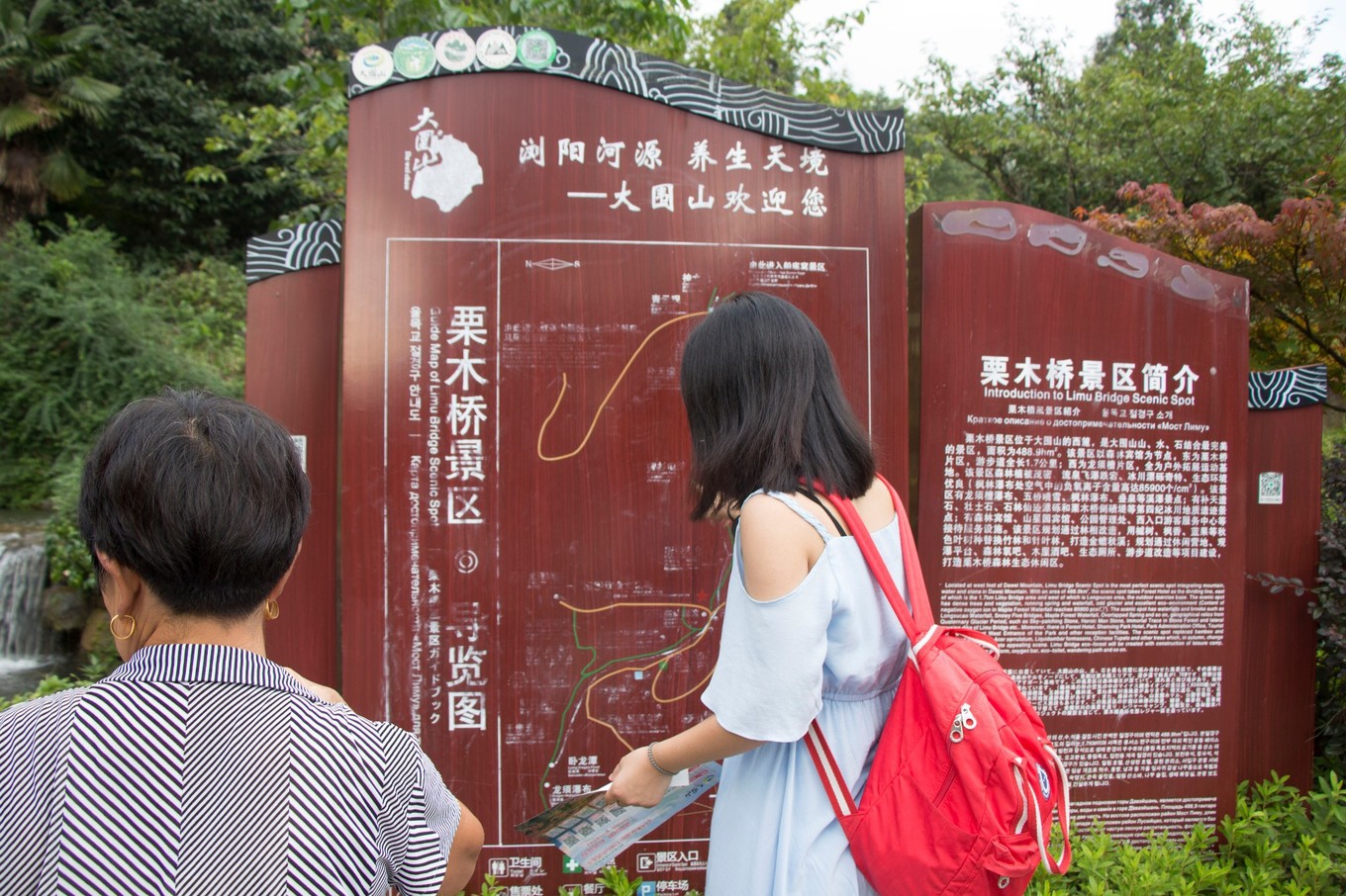 栗木桥景区的入口在栗木桥景区导览图的左手边,拾阶而上,三步一潭