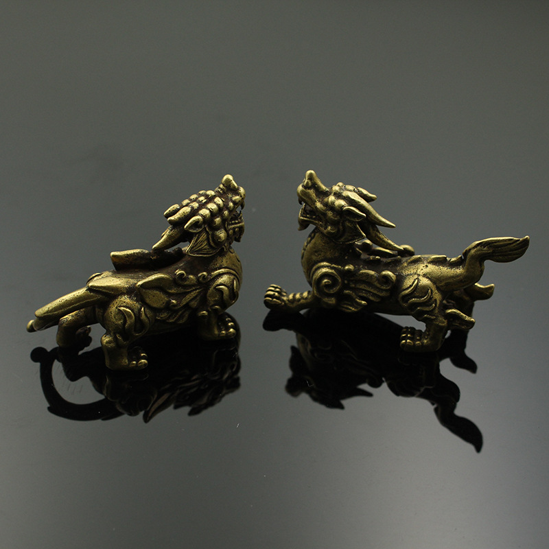 貔貅有着龙头,马身,麒麟脚,形状像是狮子,毛色灰白,会飞,长相凶猛