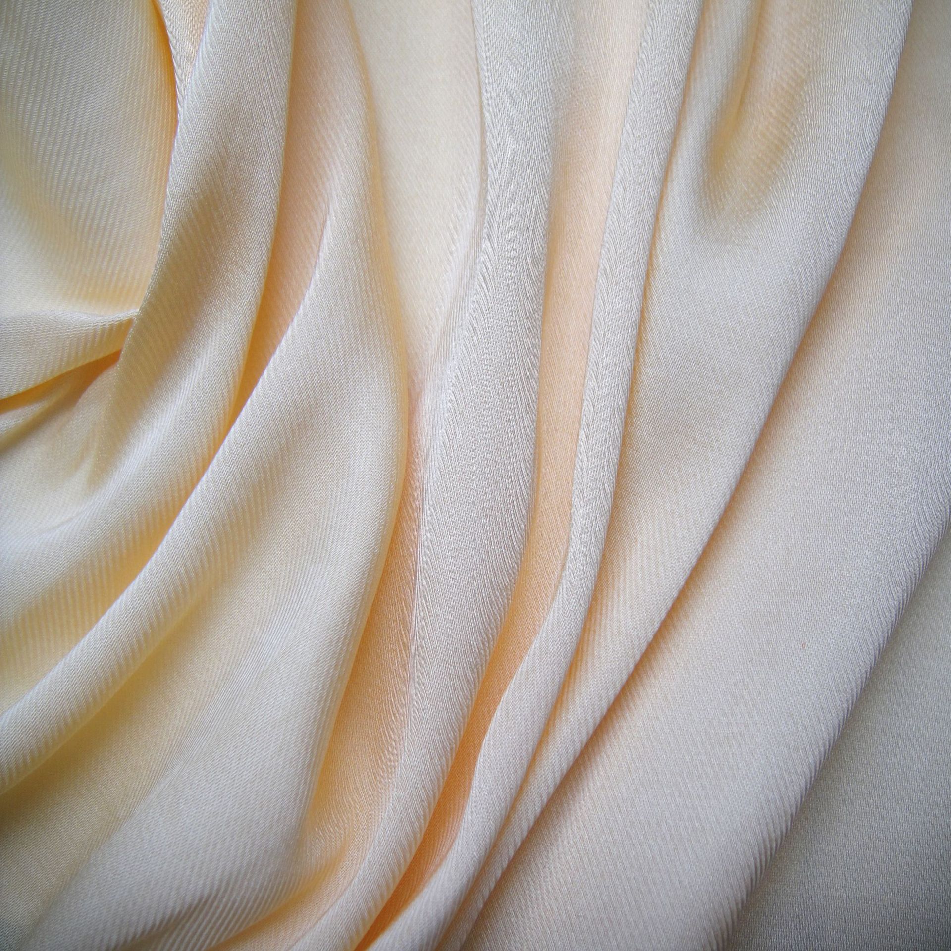 100%涤纶海岛丝缎面雪纺 平方米克重94克 高级时尚女装面料