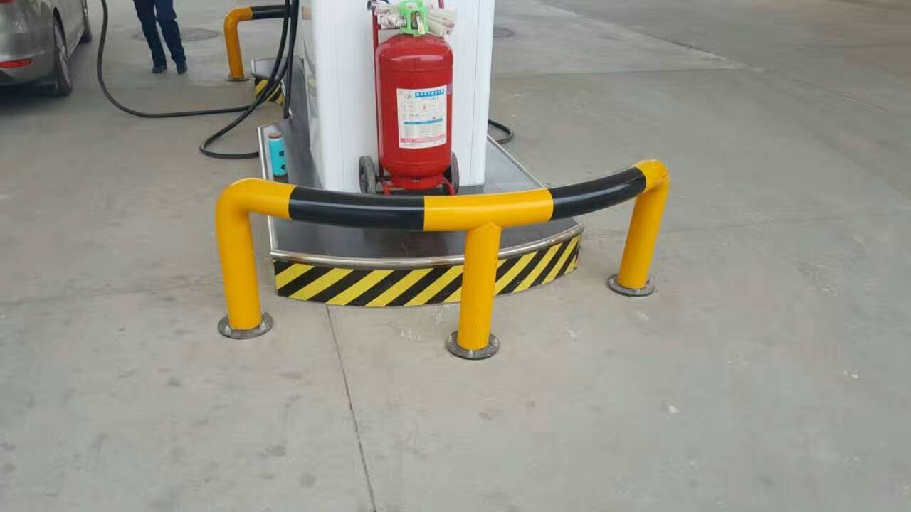 防撞柱安装效果图