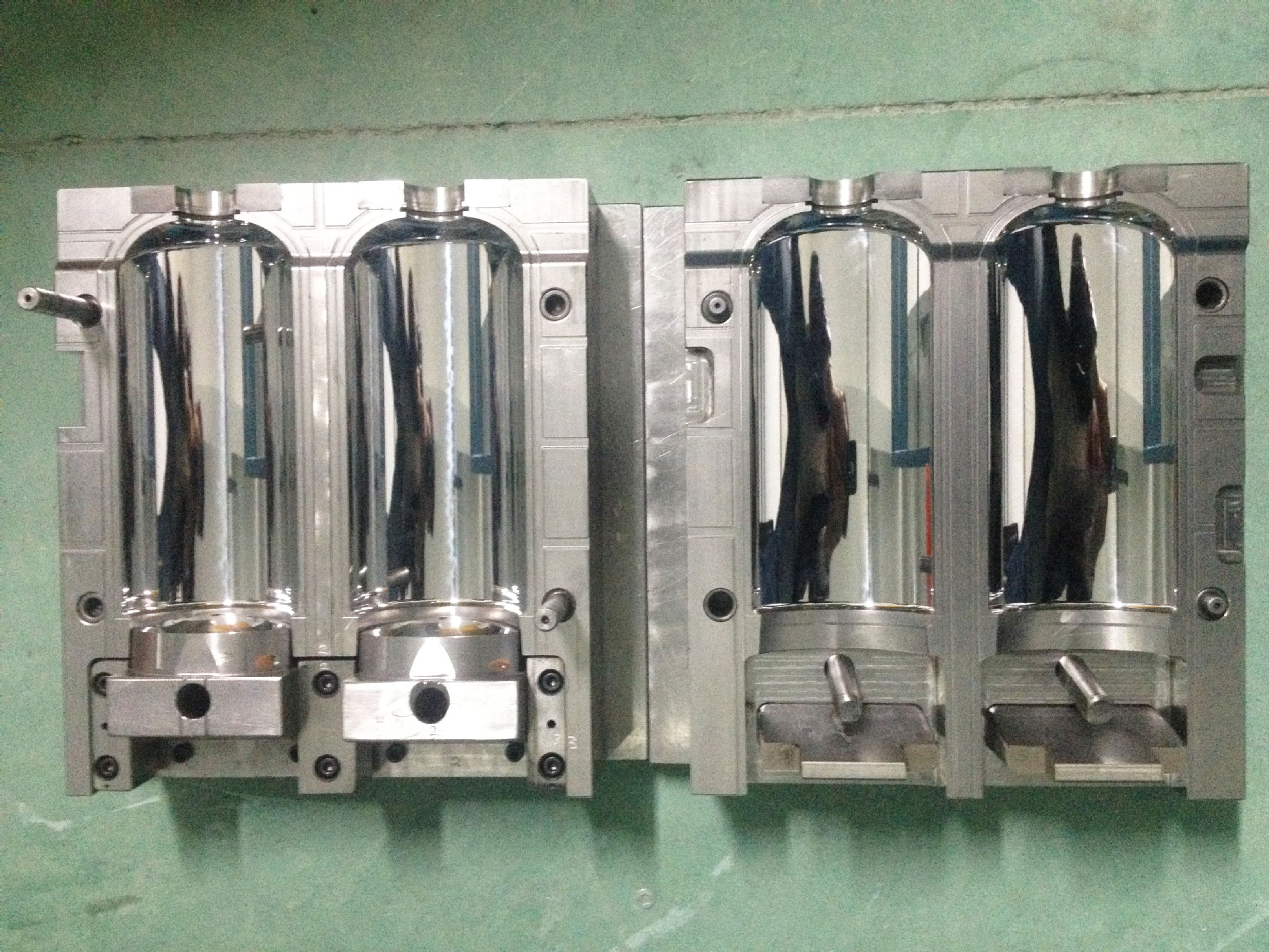 厂家直销在线定制吹瓶机模具