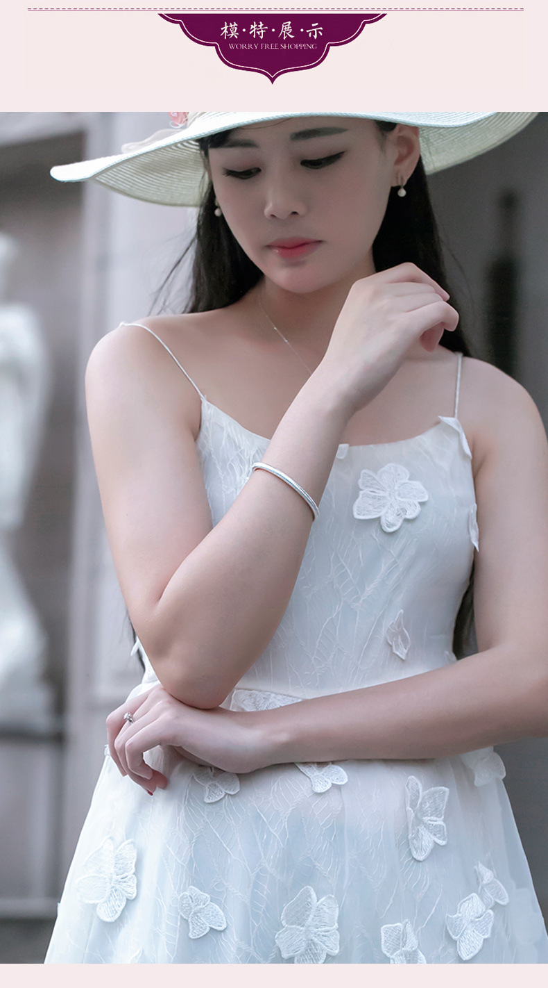 z521大悲咒圆棍手镯模特 (1).jpg