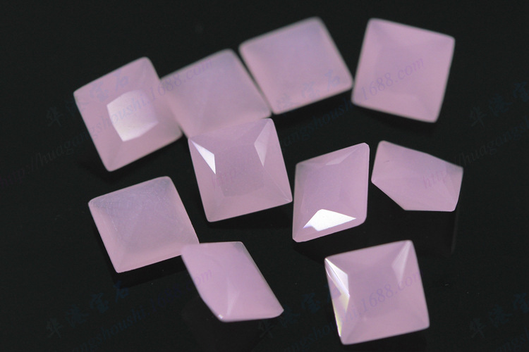 华港宝石 正方形直角粉玉玻裸石沙底 砂底粉蛋白玻璃尖底戒面批发