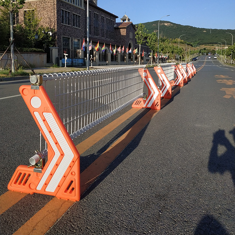 铁马护栏拐角路障道路护栏隔离栏隔离栏杆防撞桶警示柱隔离墩