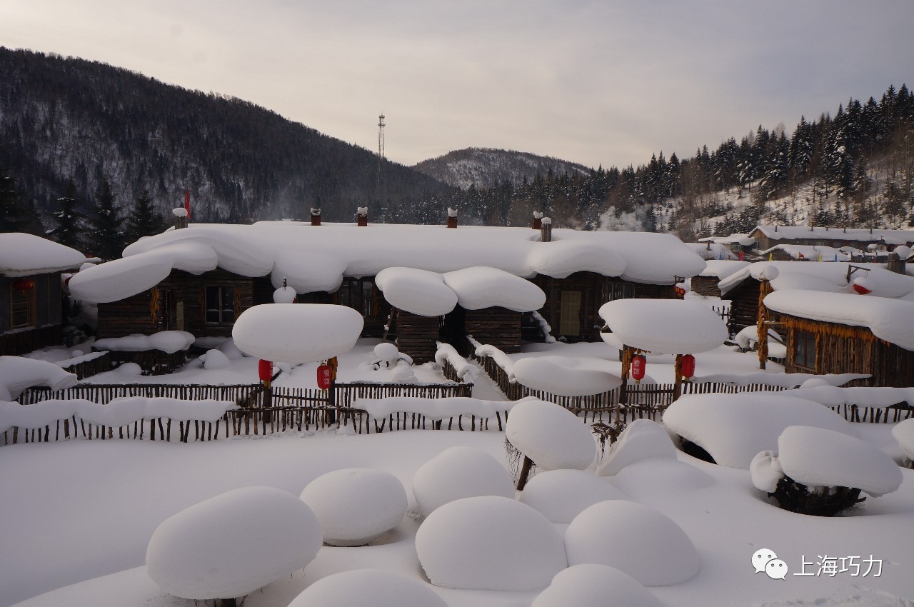 这要从雪荷载说起,它是作用在建筑物上的雪压,当雪花一点点的积累