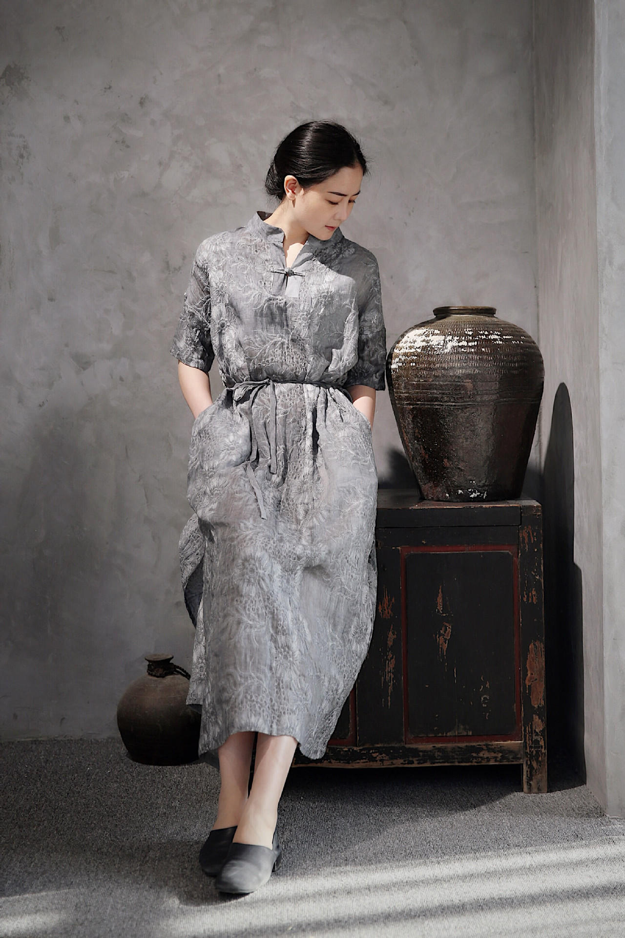 有山出品新中式立领盘扣绣花脏染薄苎麻连衣裙/墨茶香80137