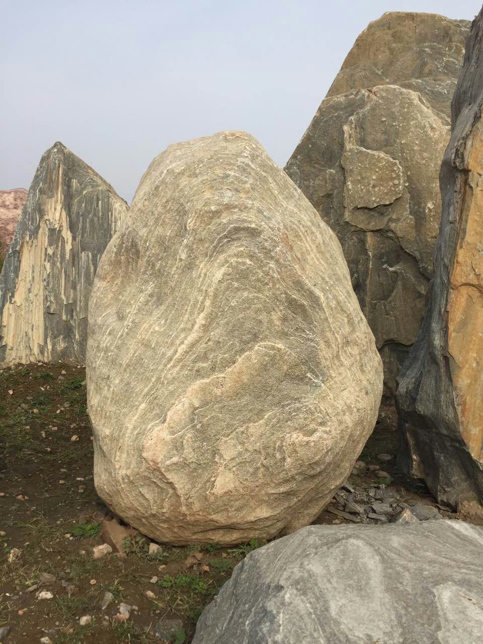 铭富园林景观石以淡雅高赏优美和谐的优秀建筑布局配套.