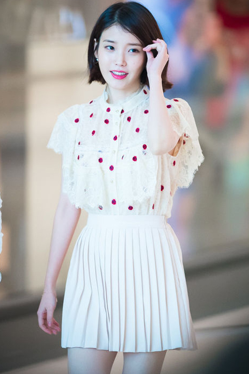 2018夏iu李智恩明星同款杏色蕾丝昆虫印花上衣白色百褶半裙套装