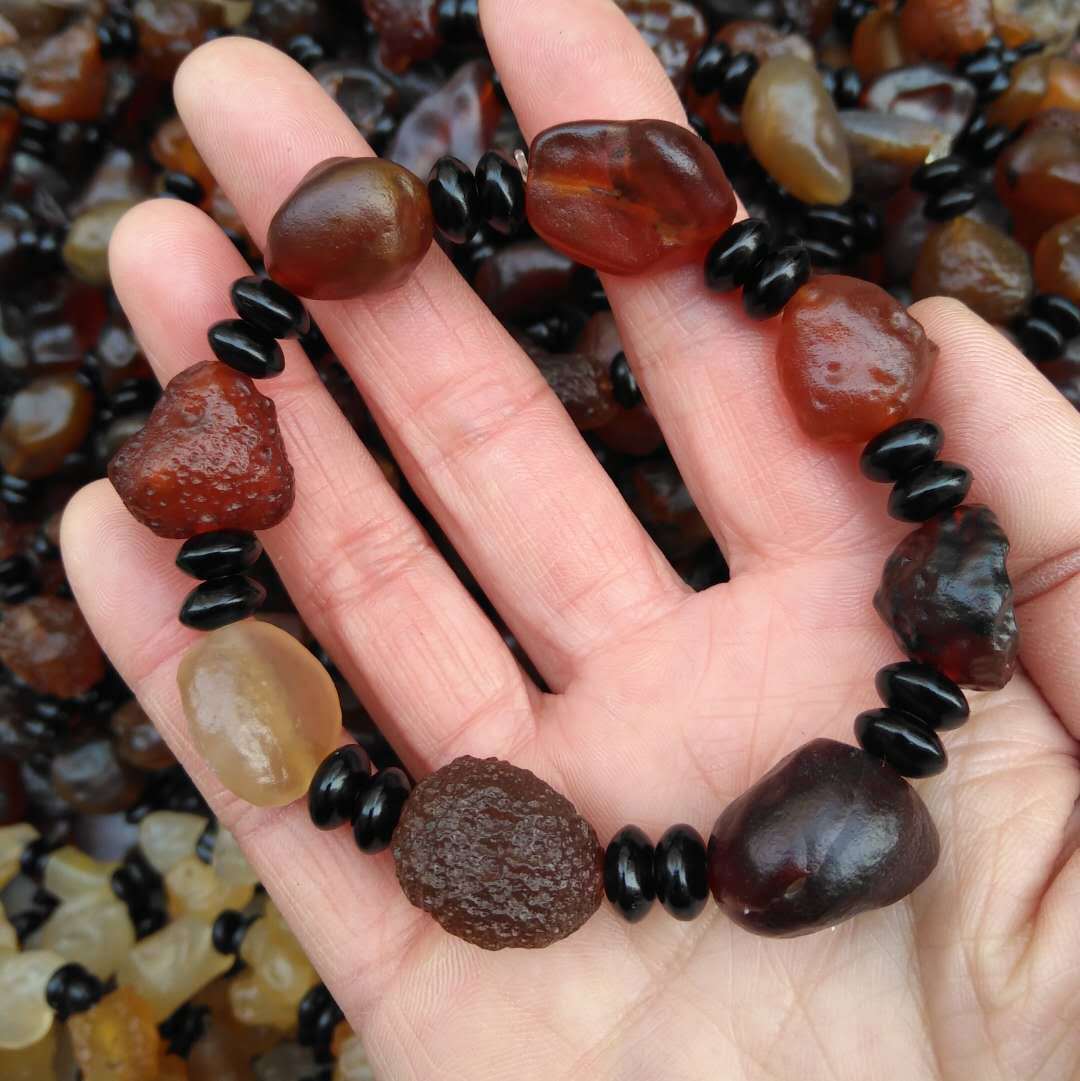 厂价供应新疆戈壁料葡萄干玛瑙手串时尚佳品随形筋脉石手串