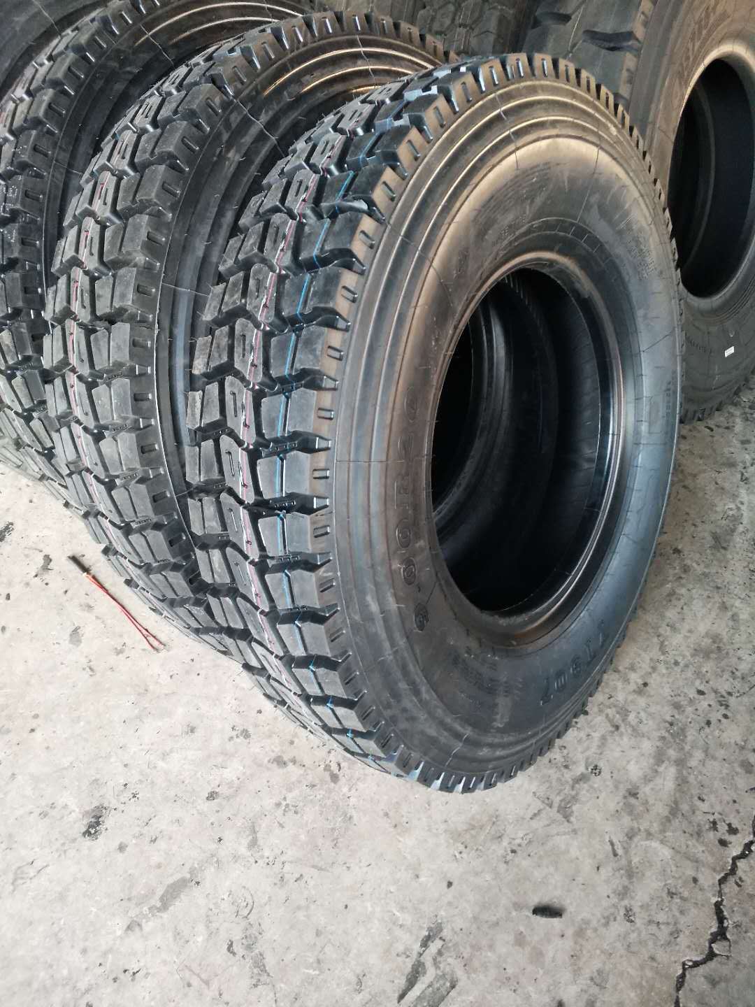 【厂家直销】1100r20中花载重卡车全新钢丝胎 大量现货 支持出口