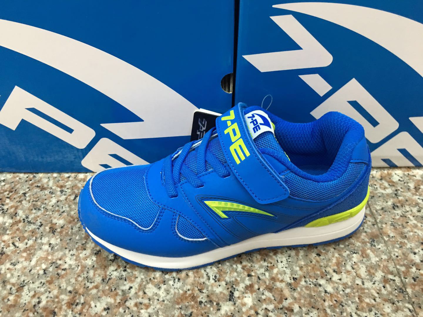 新款七波辉童鞋旅游轻便网布运动鞋青少年跑步鞋品牌库存鞋批发