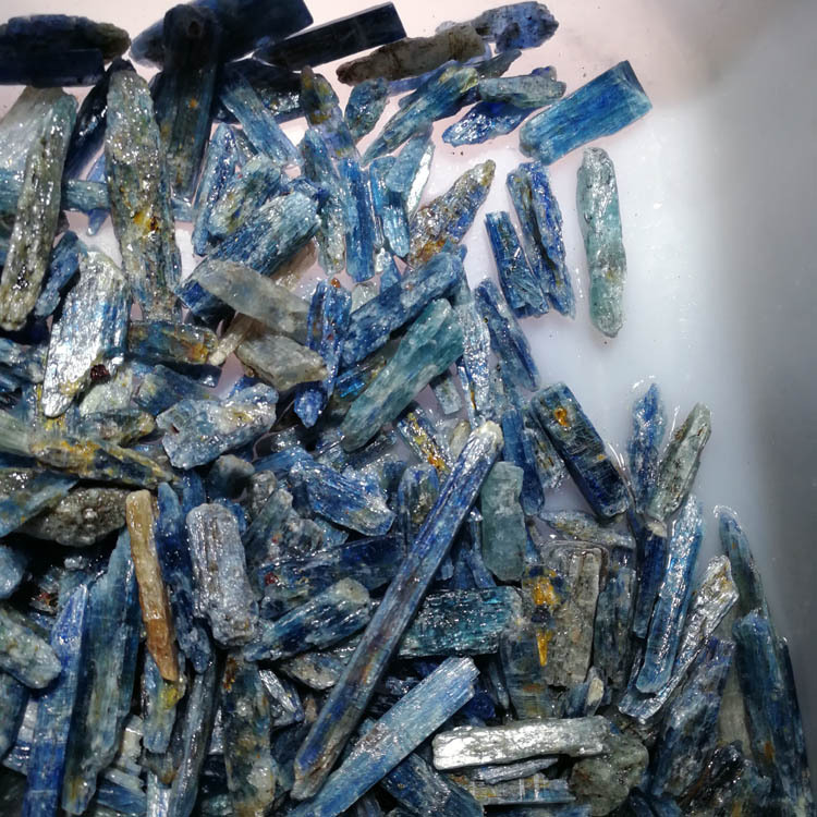 天然蓝晶原石不定形标本 蓝水晶原矿100克价
