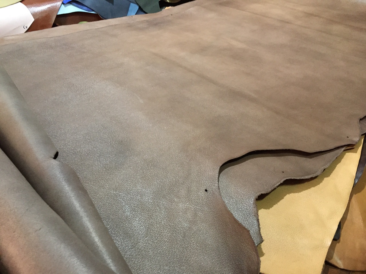 植鞣皮牛皮头层压猪皮纹 不同颜色可以定做