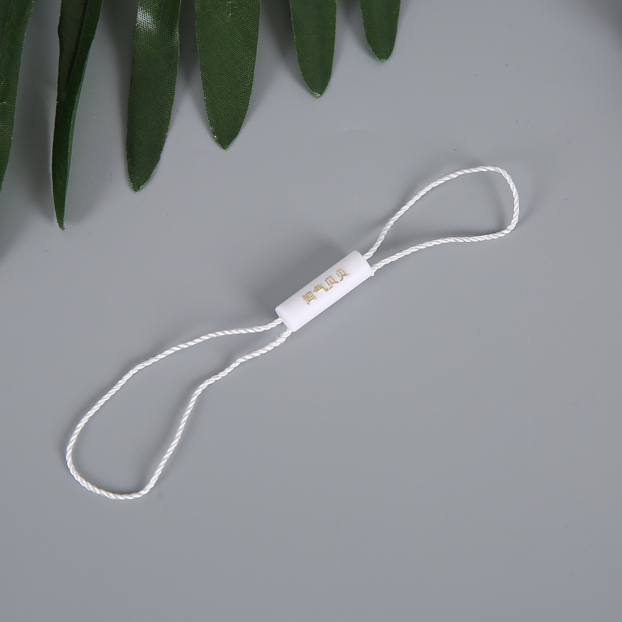 高端服装吊牌吊粒定做 通用塑料双插吊绳 滴胶烫金吊粒定制