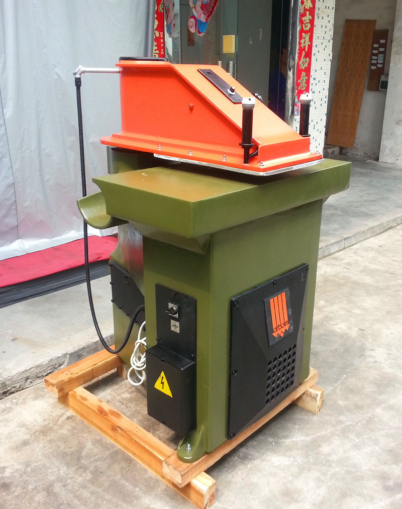 厂家直供皮革加工设备,摇臂式裁断机 二手意大利atom裁断机