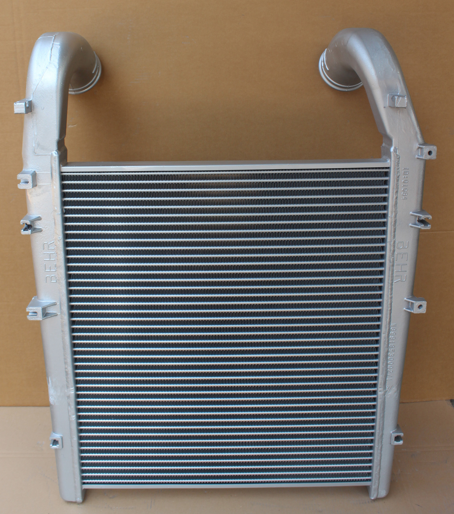 wg9925530032重汽豪沃a7小马力汽车中冷器厂家定制水箱散热器