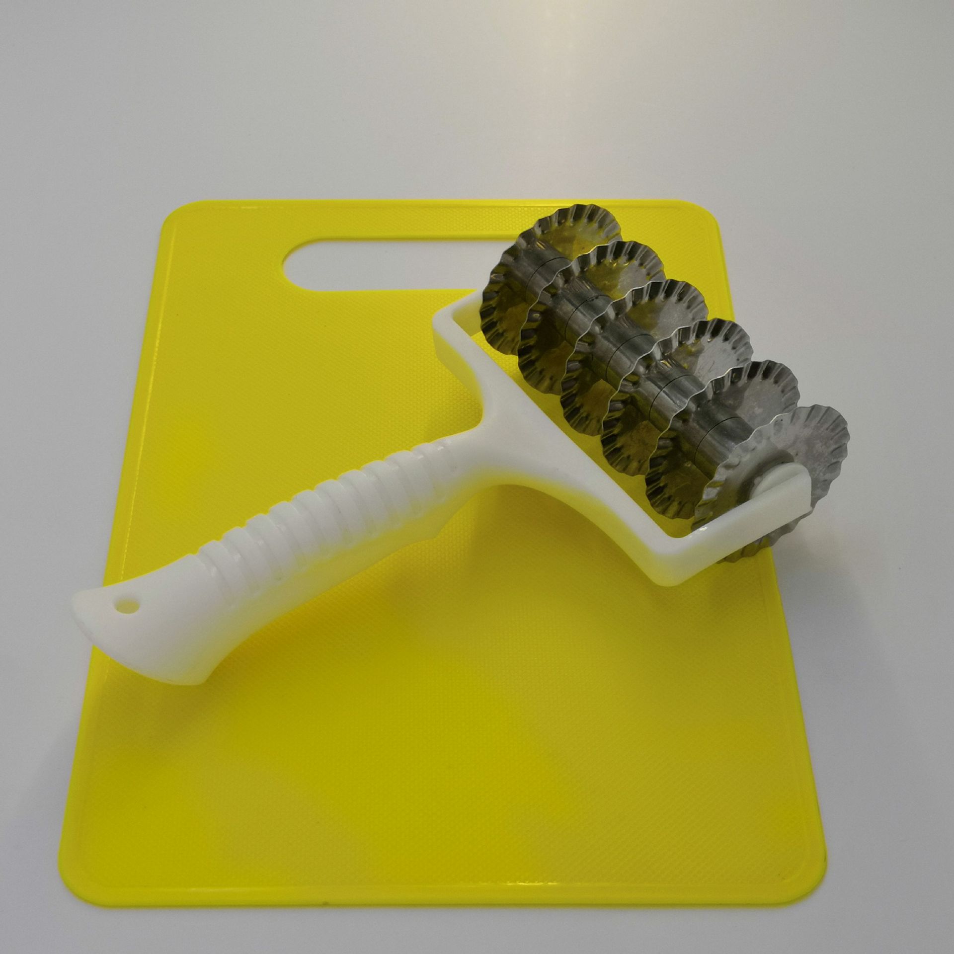 厂家批发烘焙工具优质实用不锈钢木柄滚轮刀点心滚刀披萨滚轮刀