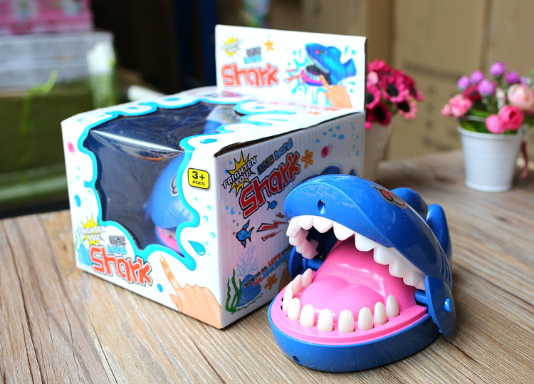 热卖创意咬人玩具 整蛊咬手鲨鱼整人新奇特玩具