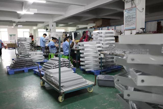 走向国际化 ~汇百美卡布灯箱