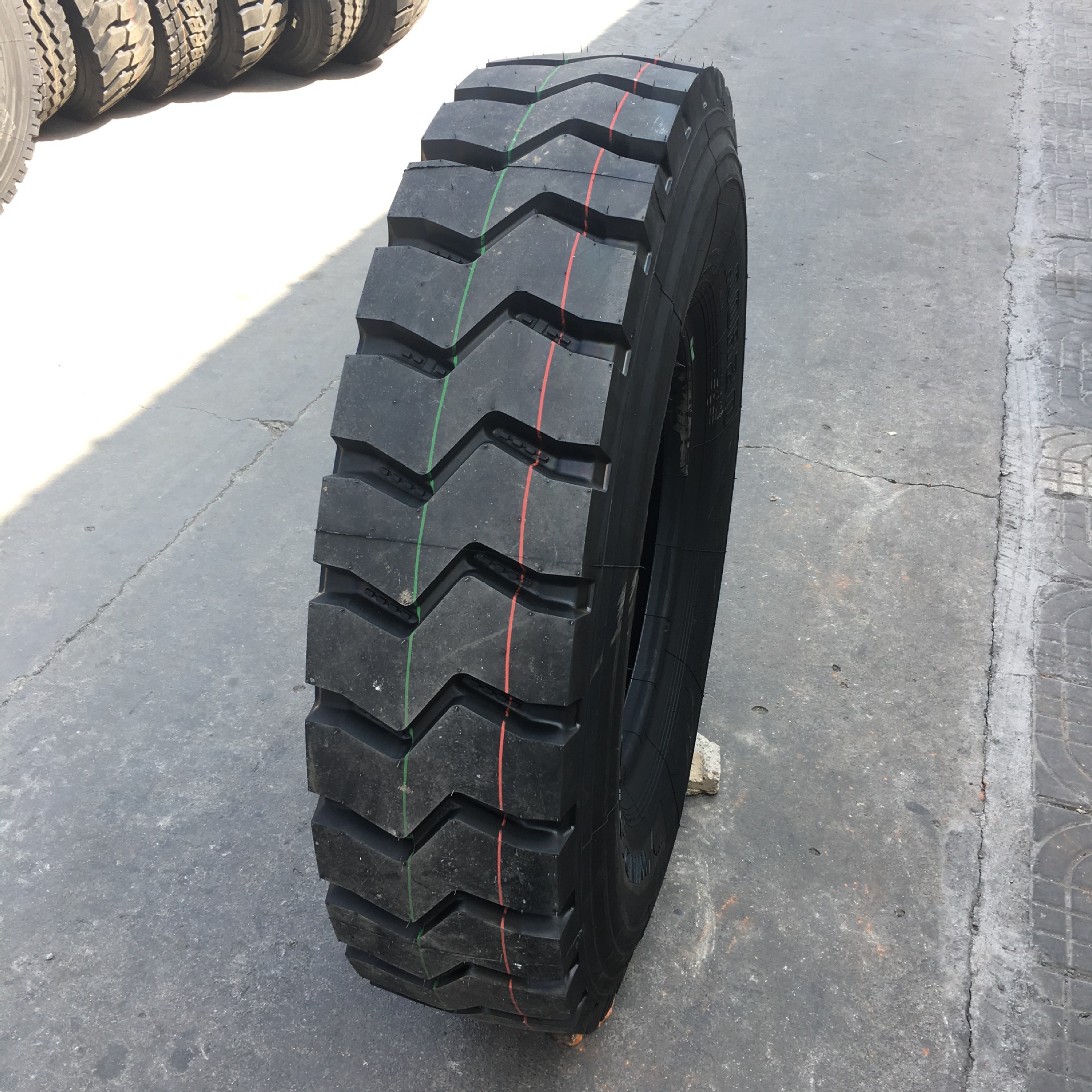 全新1100 1200r20 11.00 12.00-20前四后八大货卡车钢丝载重轮胎