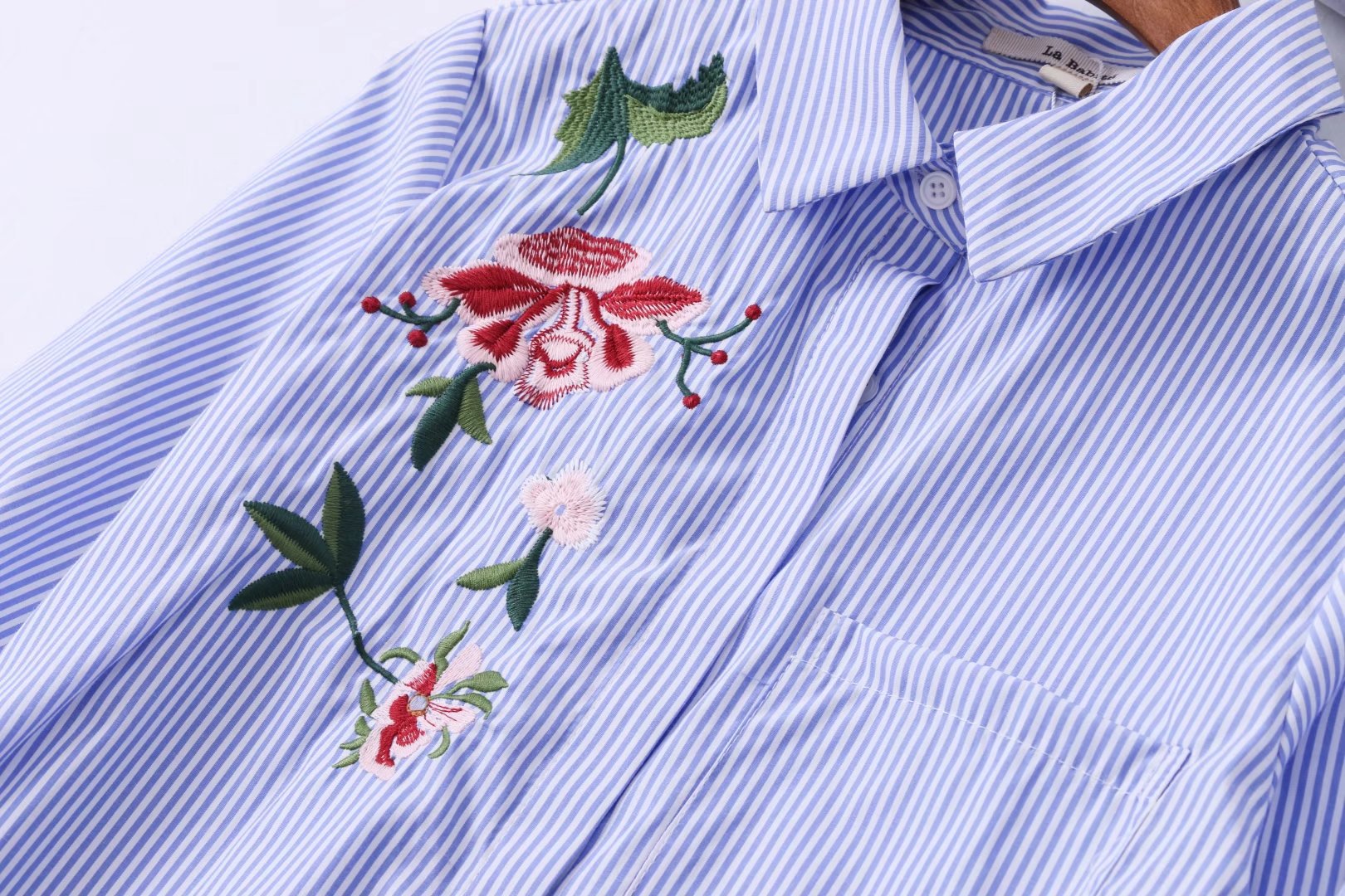 2018新款春装 刺绣花朵蓝白条纹长袖衬衫女装