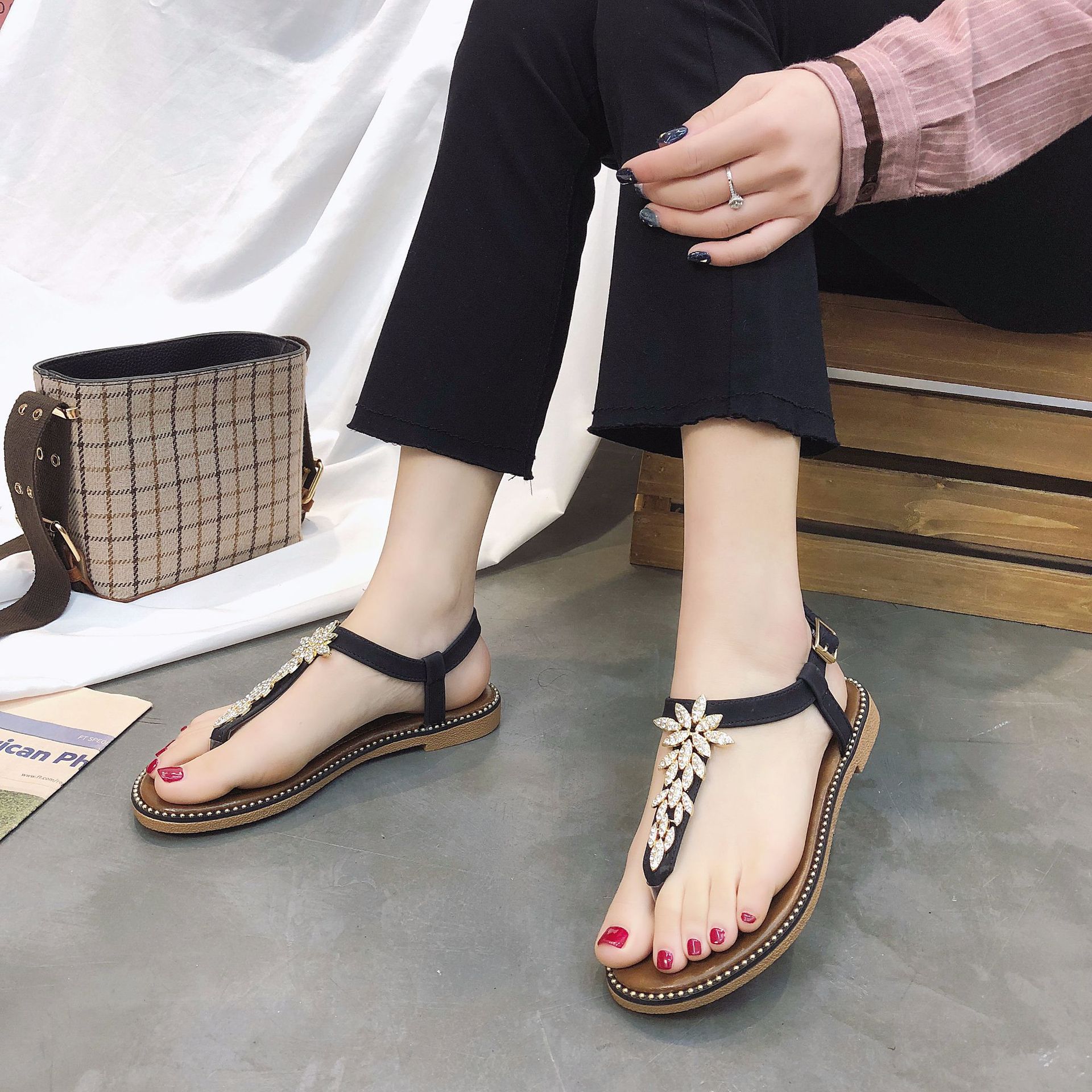 夹趾凉鞋女夏平底学生2018新款百搭韩版波西米亚沙滩鞋夹脚水钻潮