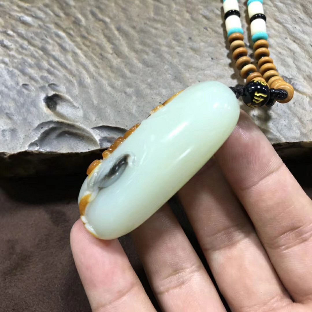 和田玉俄料油皮三色羊脂玉挂件 密度肉眼无结构无杂无裂厂家批发