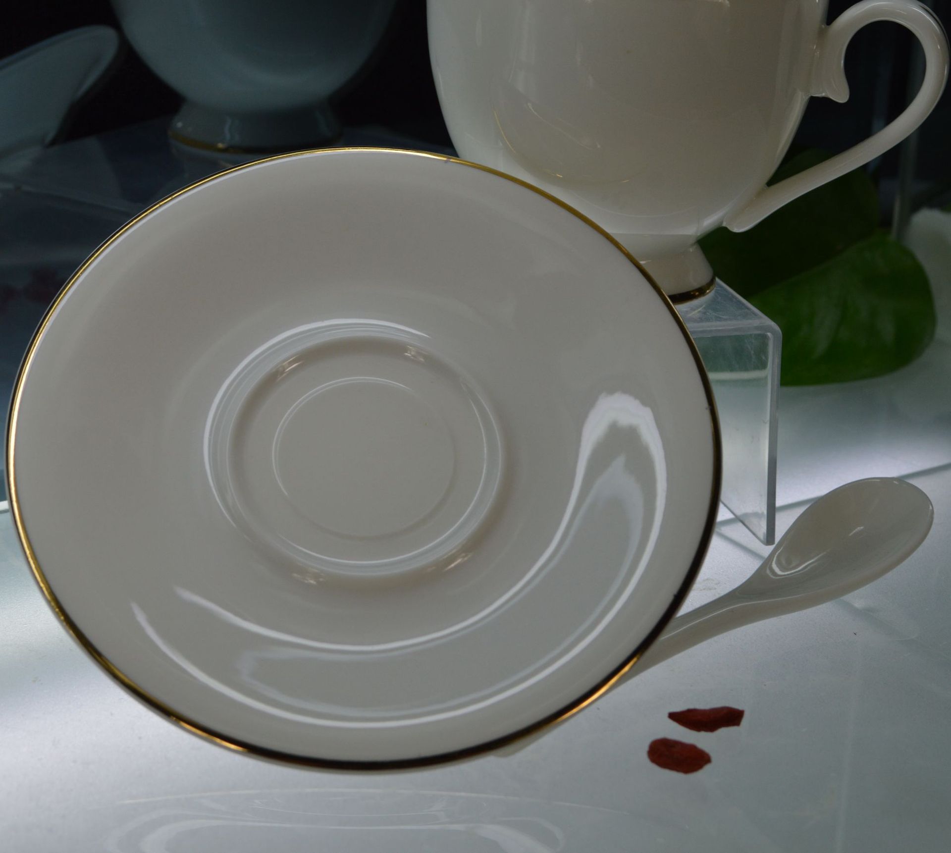 本店产品大多数为低骨瓷质,安全用瓷,价格实在,绿色环保.    2.