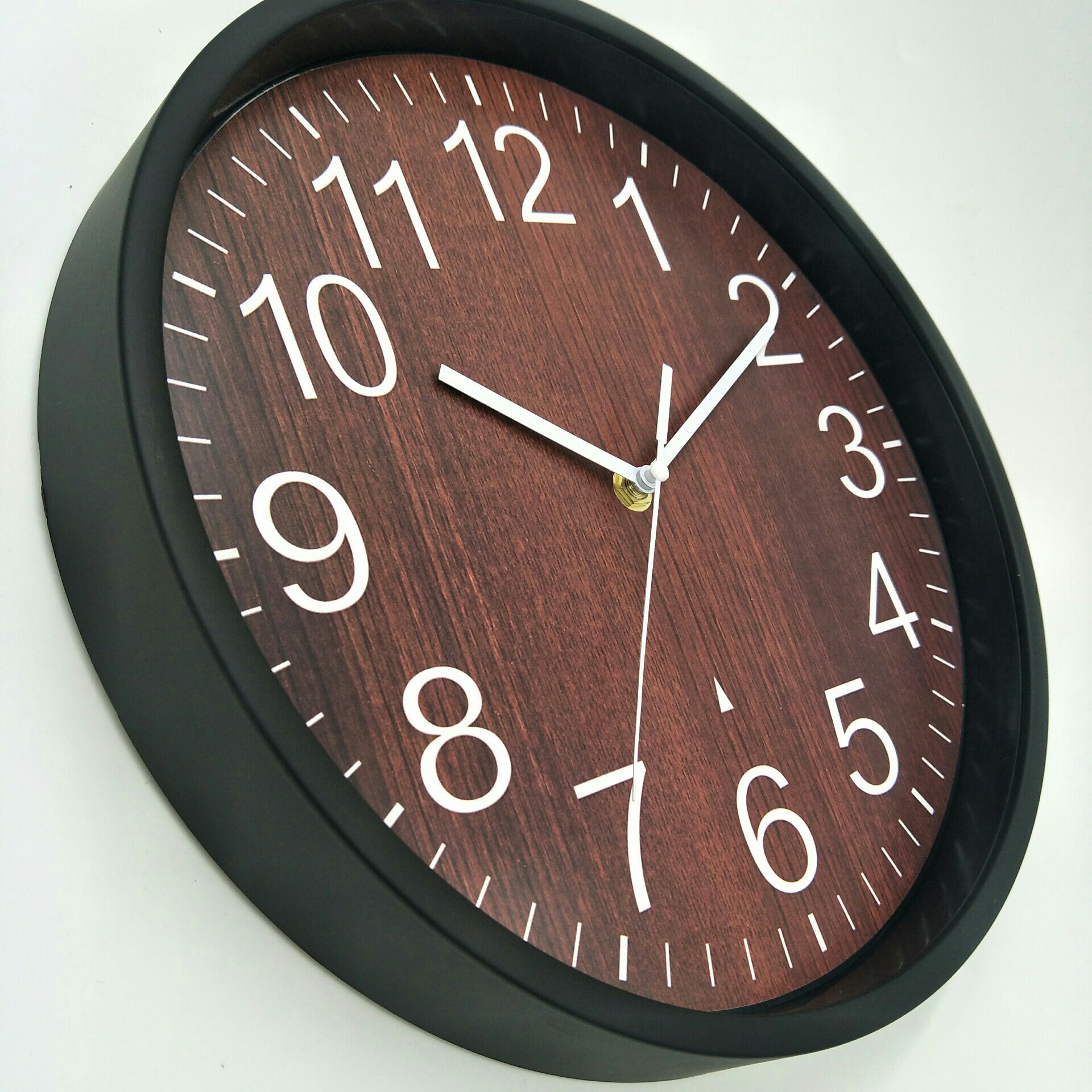 静音石英钟客厅挂钟仿木纹简约圆形卧室新款时尚钟表玻璃挂墙钟