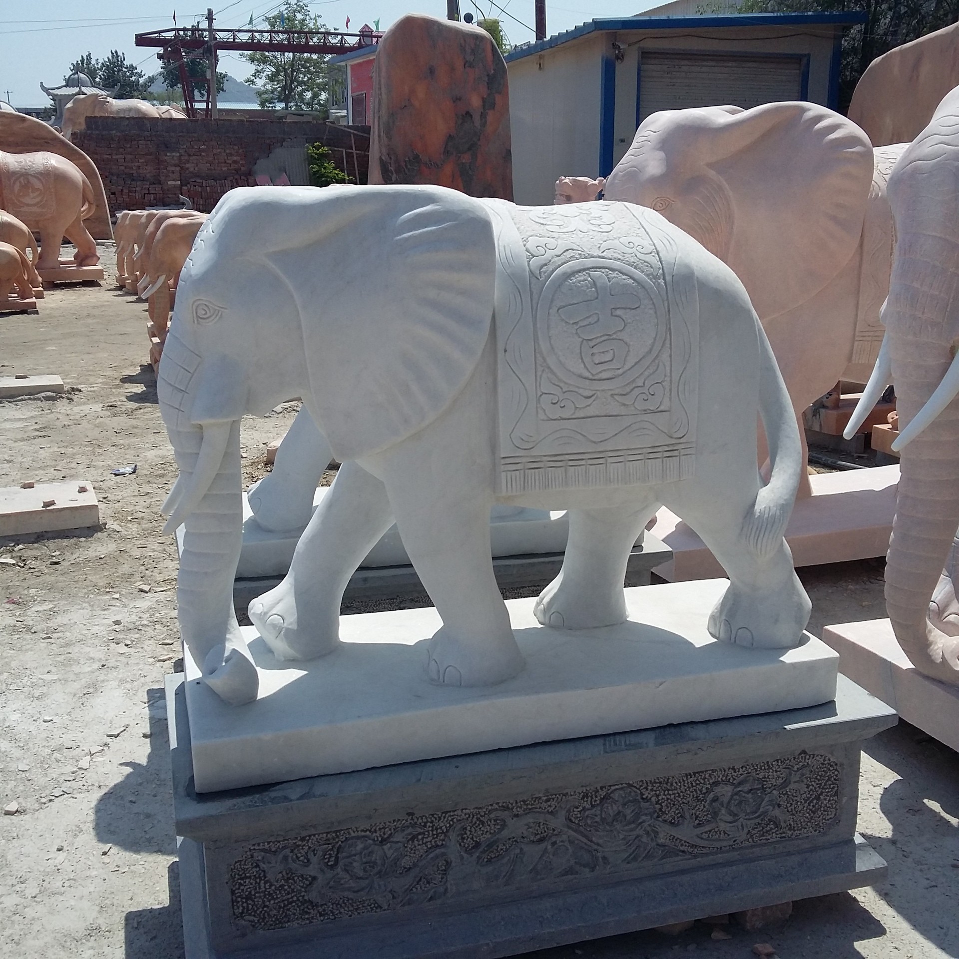 石雕大象汉白玉大象雕塑公司酒店庭院晚霞红花岗岩大象厂家